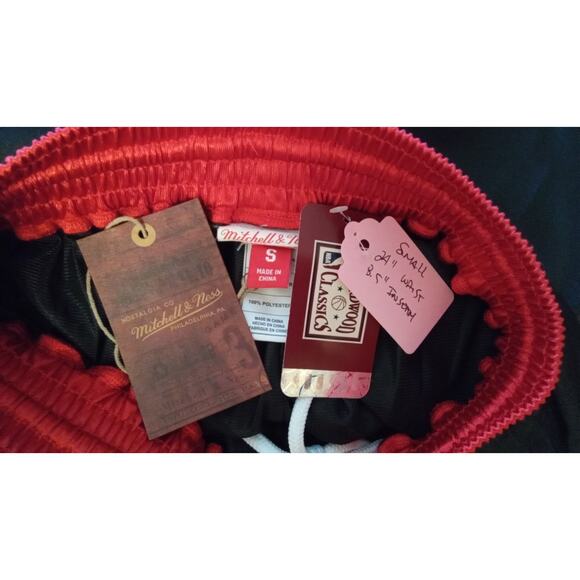 Chicago Bulls '75, '76,'84,'85 Mitchell & Ness Heritage Shorts Small - Picture 6 of 7